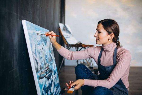 Mujer pintando un cuadro de un paisaje